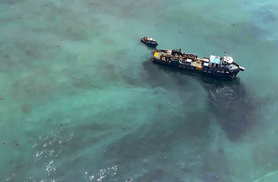 Foto divulgada pela Marinha do Peru revelando sinais de um derramamento de óleo na costa de Callao, no Peru, enquanto trabalhavam em um oleoduto submarino na refinaria da empresa espanhola Repsol, em 25 de janeiro de 2022