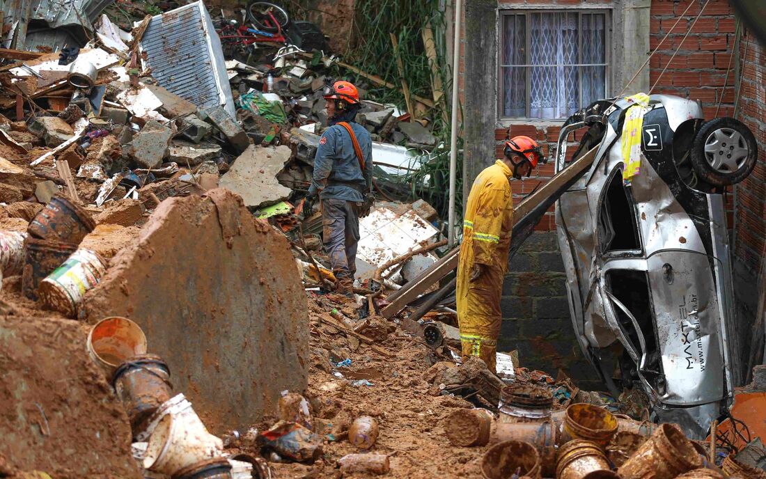 Bombeiros removem lama em busca de vítimas após um deslizamento de terra causado por fortes chuvas enterrou casas em Franco da Rocha, estado de São Paulo, Brasil, em 31 de janeiro de 2022