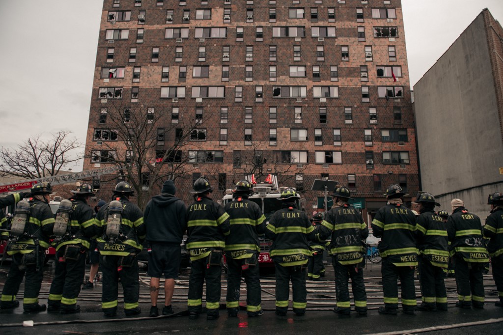 Bombeiros em combate a incêndio em prédio residencial no Bronx