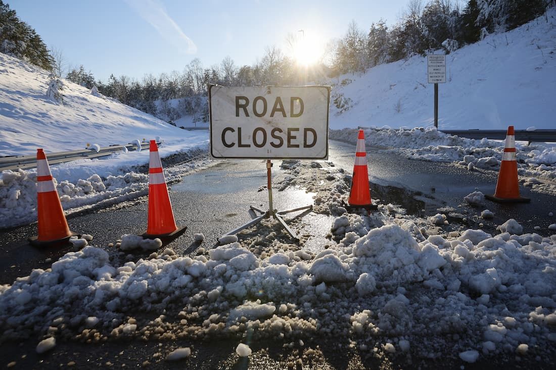 EUA: milhares de motoristas ficam parados em estrada coberta de neve