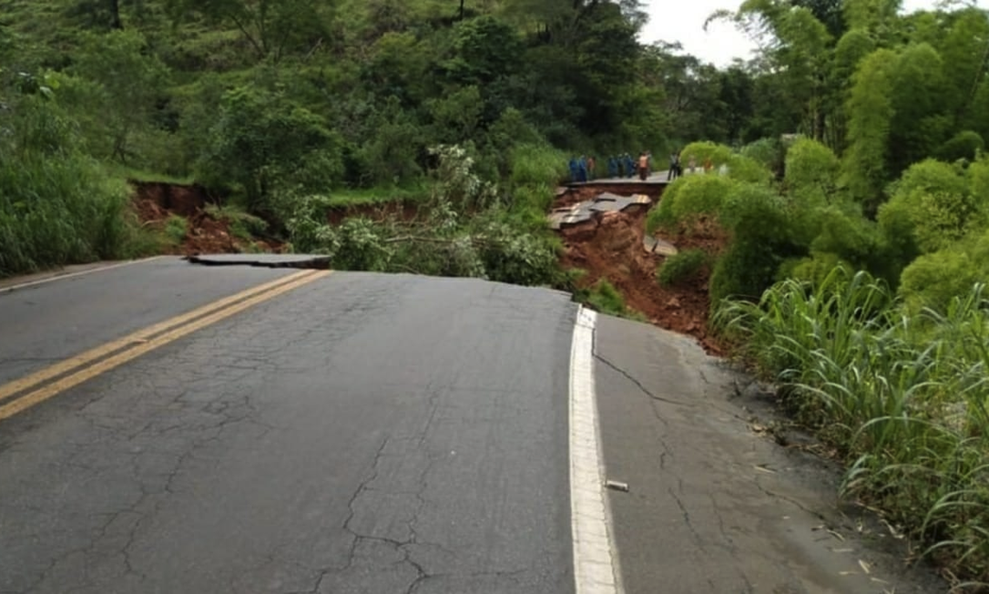 Força da chuva: Cratera se abriu em estrada que liga Mariana a Ponte Nova, em Minas Gerais