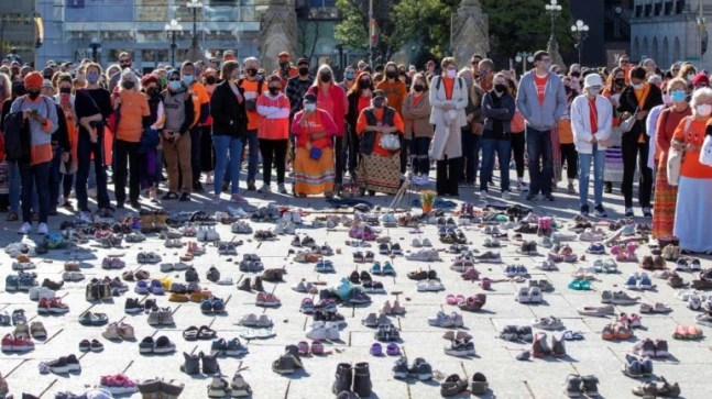 Manifestantes homenageiam crianças indígenas desaparecidas no Canadá durante o primeiro Dia Nacional pela Verdade e Reconciliação em setembro de 2021