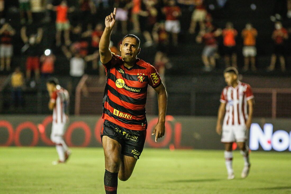 Mikael parecia um tanque em campo ao ponto de meter três gols no quengo do Timbu