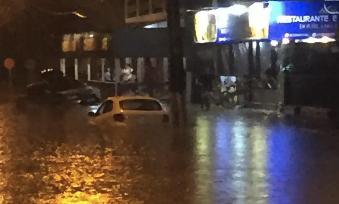 Chuva provoca alagamentos no Paraná