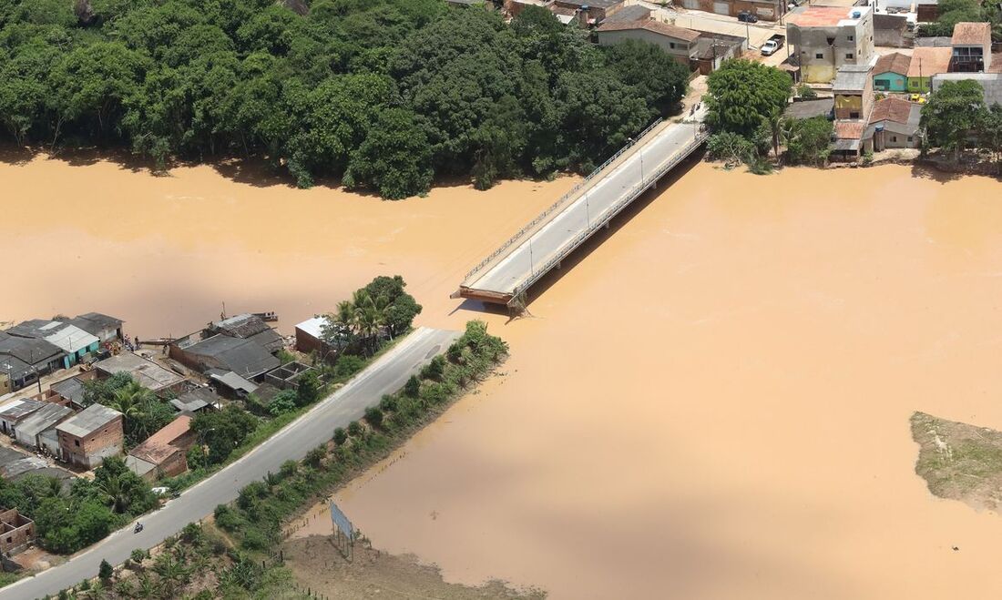 Estrada danificada pelas chuvas na Bahia