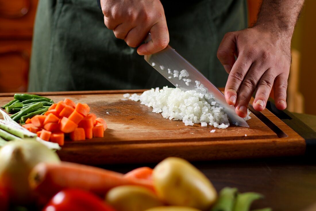 Limpeza das mãos e dos utensílios é essencial na cozinha 