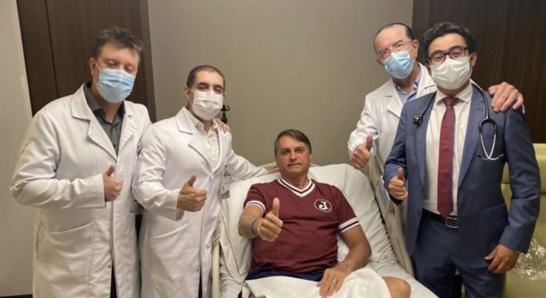 Bolsonaro e a equipe médica no Hospital Vila Nova Star, em São Paulo