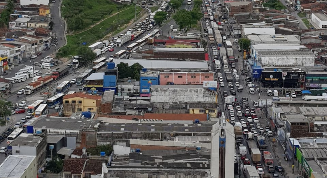 Grande fila de carros gerada pela colisão