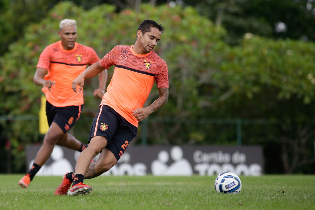 Everton Felipe durante treino no CT do Sport