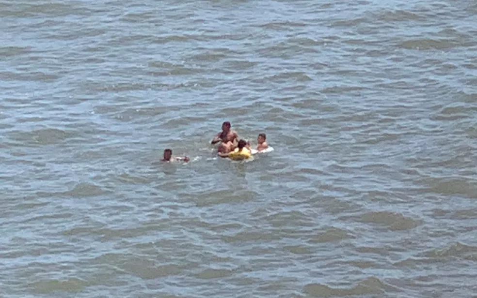 Momento do resgate das quatro pessoas que se afogaram na praia de Barra de Jangada, em Jaboatão dos Guararapes