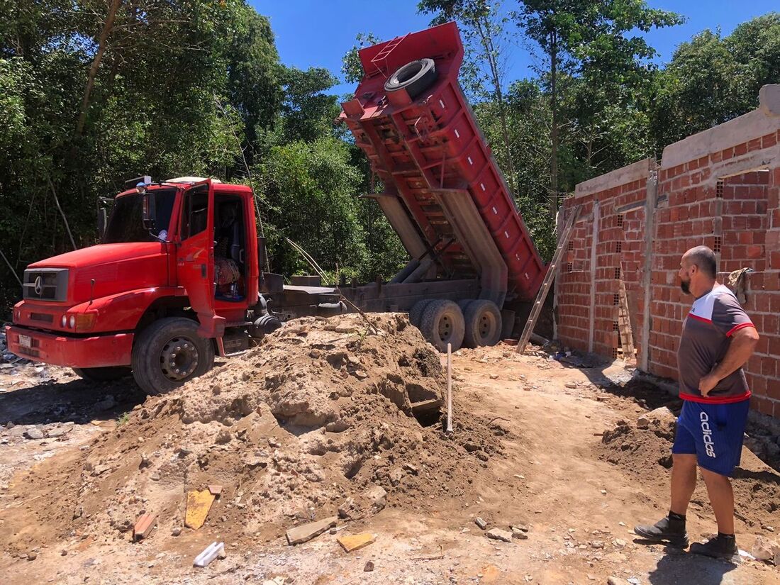 Os dois homens foram detidos após serem flagrados despejando resíduos de construção civil