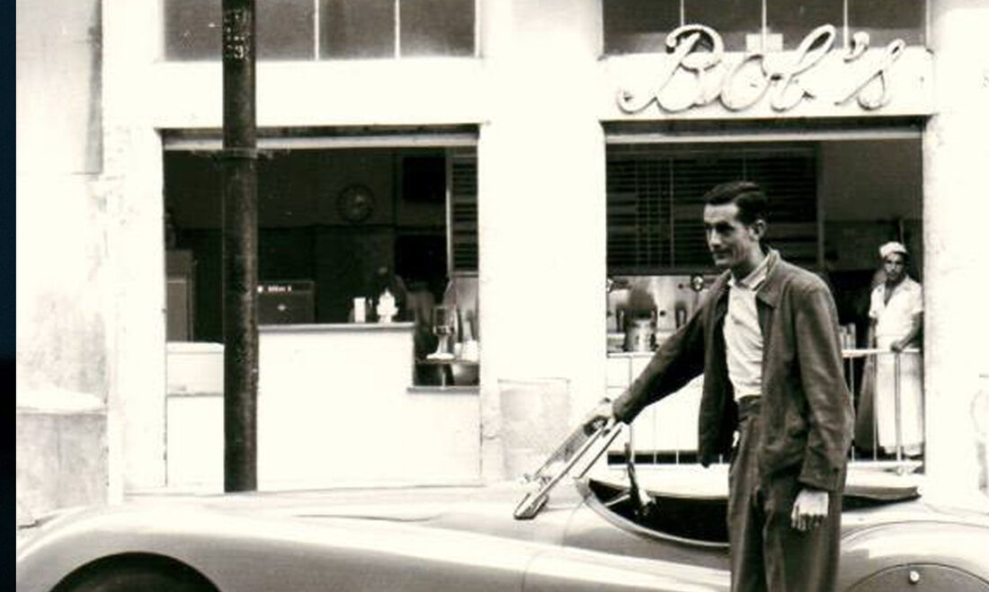 Bob Falkenburg em frente ao primeiro Bob's em Copacabana, Rio de Janeiro em 1952