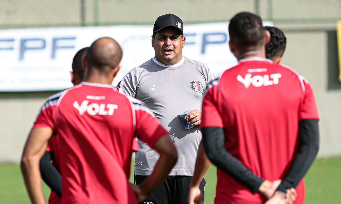 Técnico Leston Júnior comandou a pré-temporada do Santa Cruz