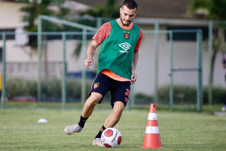 Pedro Naressi durante treino com a camisa do Sport