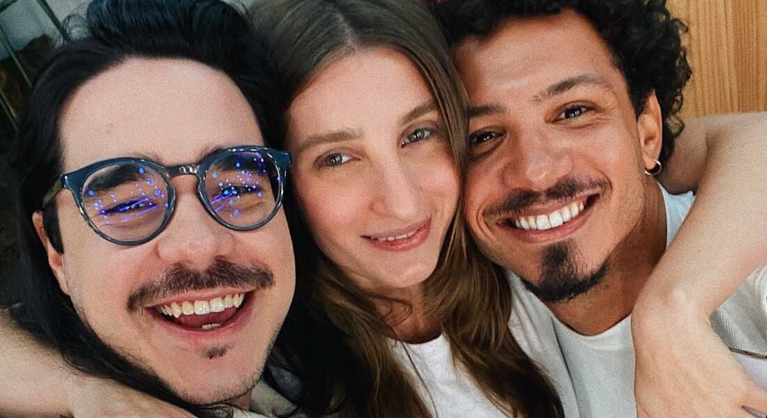 Akapoeta, Gabie Fernandes e Igor Pires apresentam o podcast "Clube do Pé na Bunda"