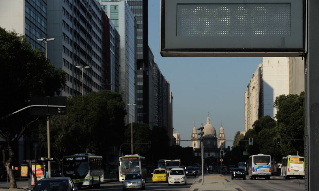 De acordo com o Sistema Alerta Rio, da prefeitura, na segunda-feira (17), a máxima chegou a 37,8°C, às 15h15, em Santa Cruz, e a sensação térmica a 49,7&ordm;C, às 15h30, na mesma estação