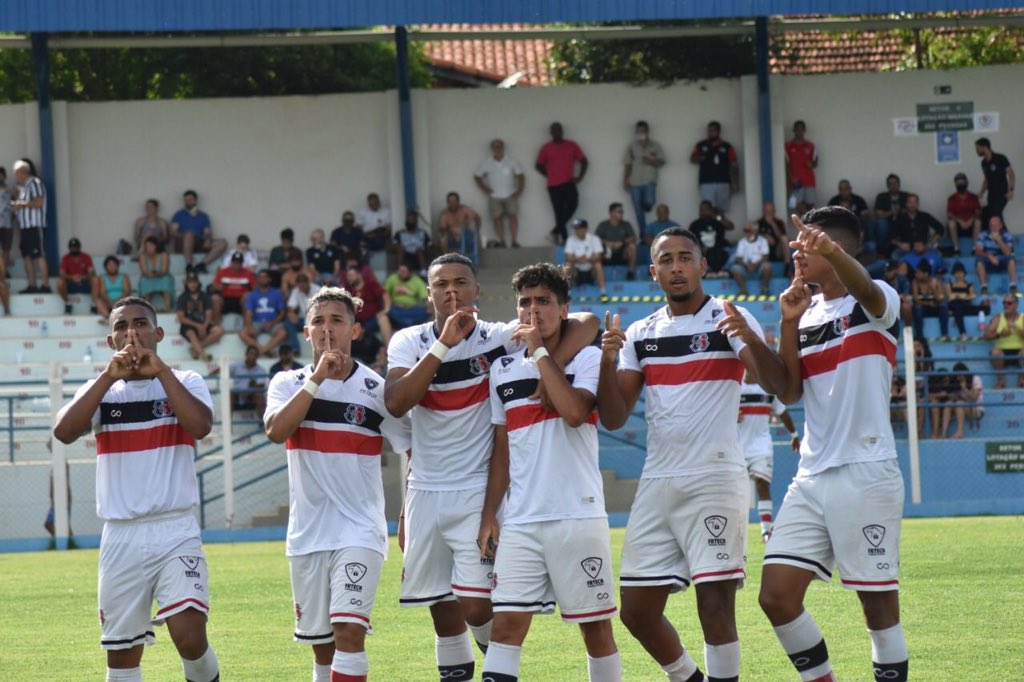 Jogadores comemoram um dos gols sobre o União ABC