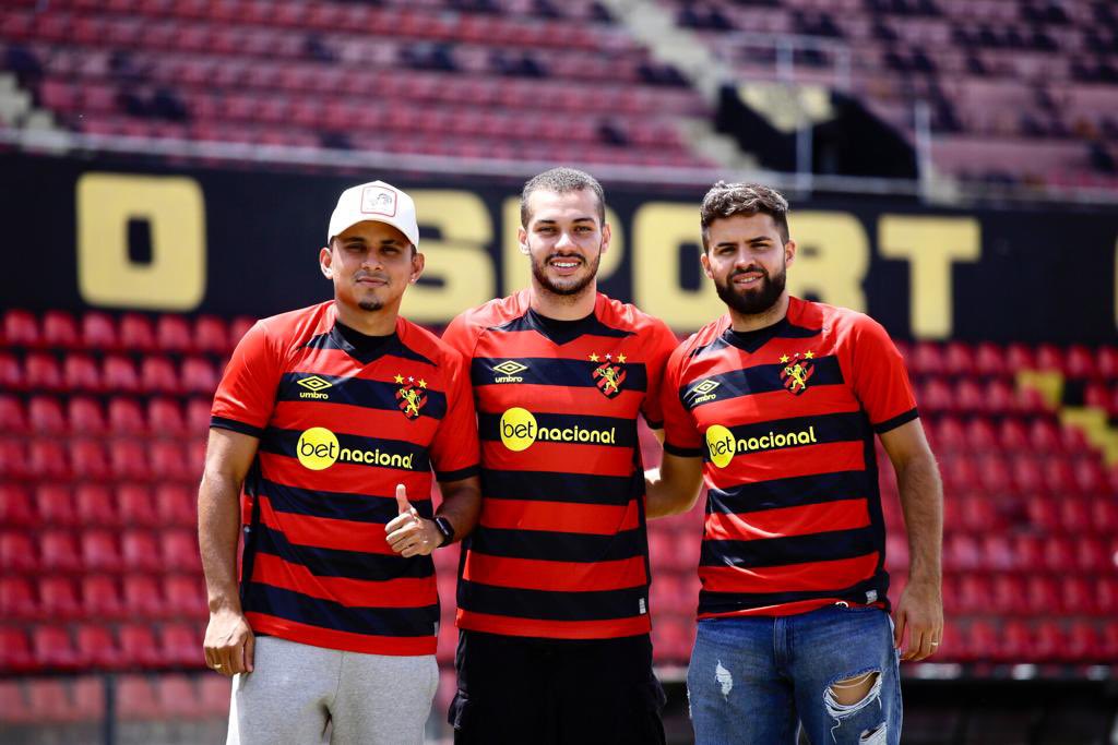 Trio posa para foto no gramado da Ilha do Retiro