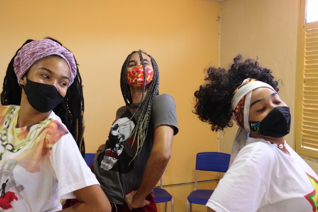 Vânia, Marcelo e Rayssa, jovens que participaram da oficina 'O Corpo Negro na Poética Matricial dos Orixás'