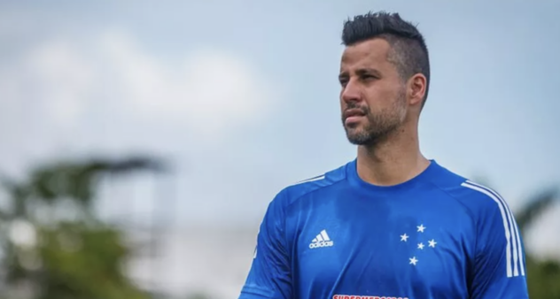 Nas redes sociais, o goleiro Fábio, de 41 anos, anunciou que não permanecerá na Raposa para a próxima temporada