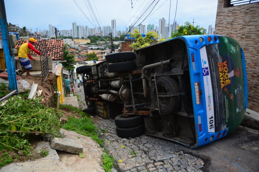 Micro-ônibus tombou na rua Nordeste