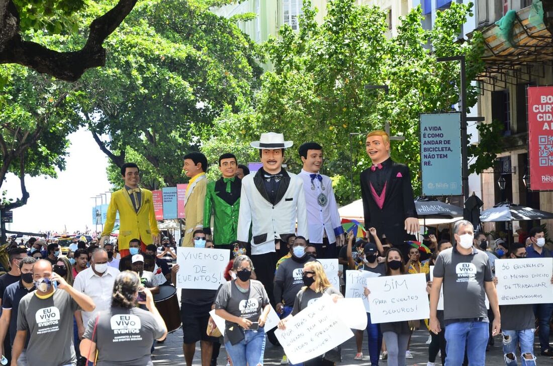 Representantes do setor caminharam do Marco Zero até o Palácio do Campo das Princesas 