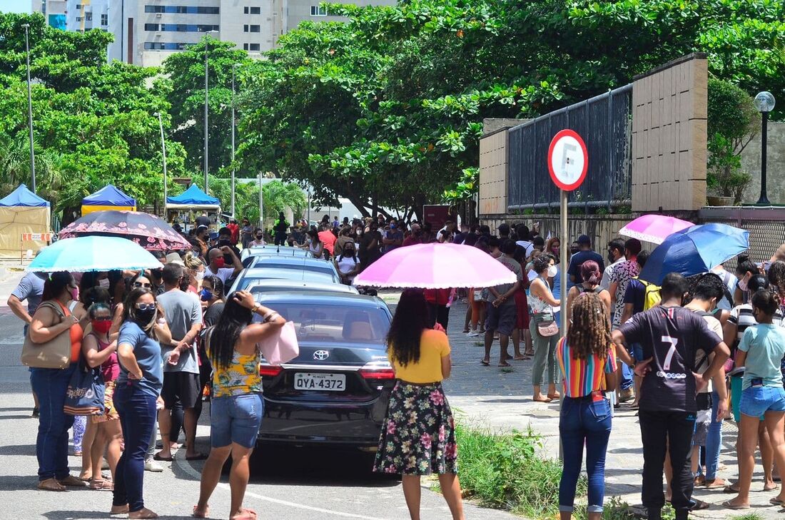 Fila do Centro de Testagem do Parque Dona Lindu