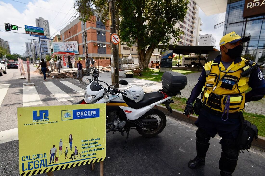 Obras na Rua Padre Carapuceiro devem durar até a segunda quinzena de fevereiro