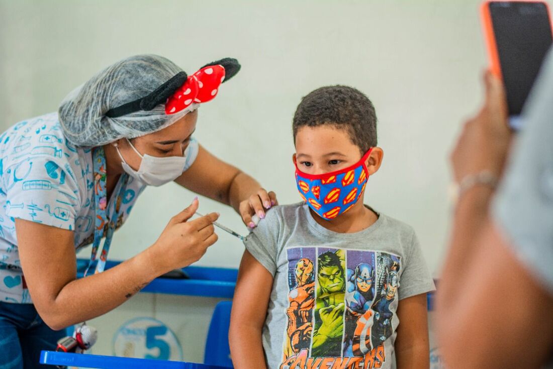 Vacinação em criança contra a Covid no Cabo