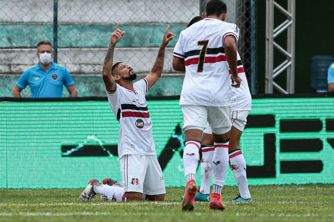 Rodrigo Yuri, autor do primeiro gol do Santa Cruz na temporada 2022