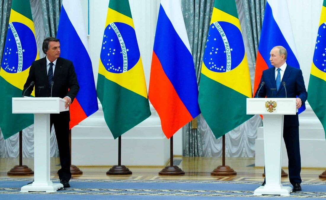 O presidente da Rússia, Vladimir Putin (D) e o presidente do Brasil, Jair Bolsonaro, participam de uma coletiva de imprensa conjunta após suas conversas no Kremlin, em Moscou, em 16 de fevereiro de 2022