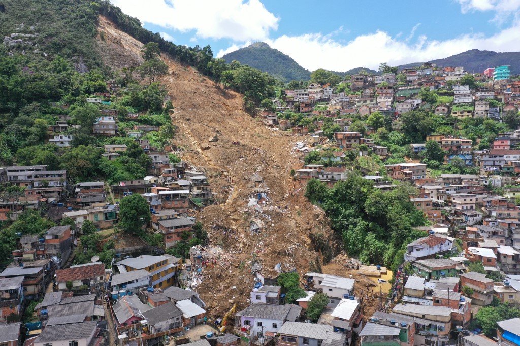 Deslizamento de barreira após chuvas em Petrópolis