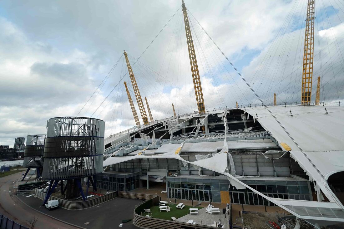 Seções danificadas pelo vento do telhado da Arena O2, anteriormente o Millennium Dome, são retratadas em Londres, em 18 de fevereiro de 2022, enquanto a tempestade Eunice atinge o país