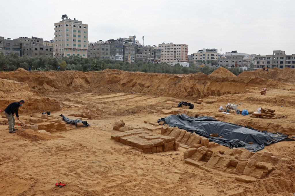 Uma visão geral mostra um cemitério romano recém-descoberto contendo sepulturas ornamentadas, em Beit Lahia, no norte da Faixa de Gaza, em 20 de fevereiro de 2022