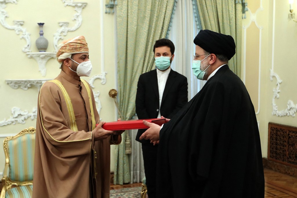 Uma foto fornecida pela presidência iraniana mostra o presidente da república islâmica, Ebrahim Raisi (R), durante uma reunião com o ministro das Relações Exteriores de Omã, Sayyid Badr al-Busaidi, em Teerã, em 23 de fevereiro de 2022