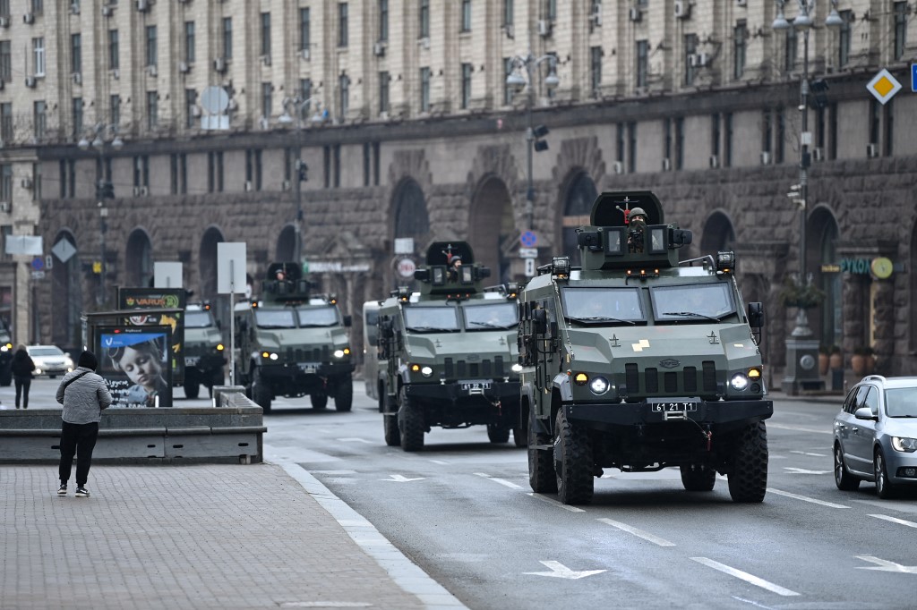 Veículos militares na cidade de Kiev, capital da Ucrânia