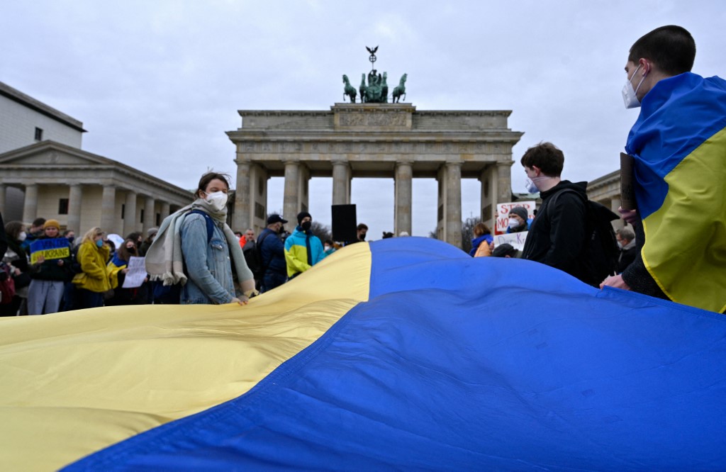 Apoiadores estendem bandeira ucraniana em Berlim