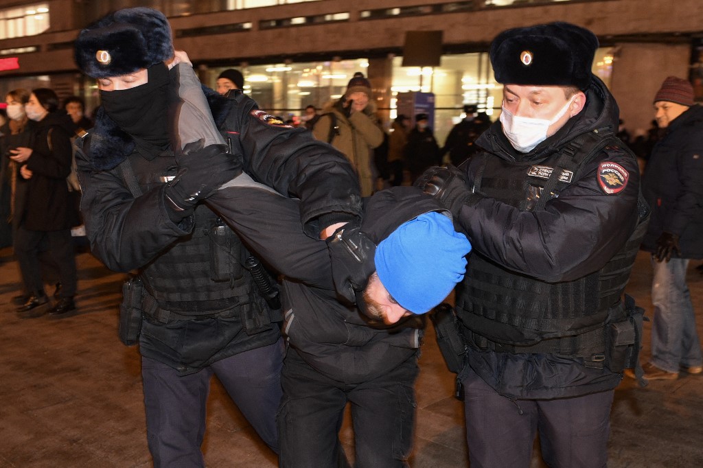 Polícia prende homem durante protesto contra a guerra em Moscou