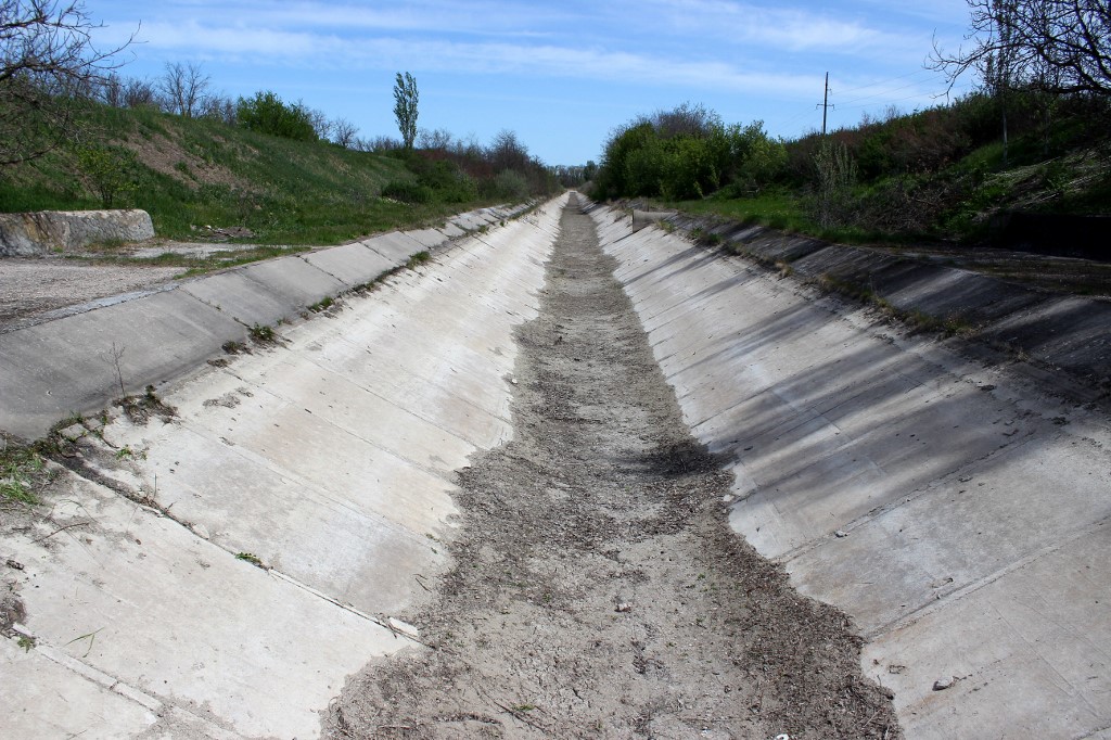 Foto de 2014 mostra o Canal da Crimeia do Norte, que costumava abastecer a península, vazio