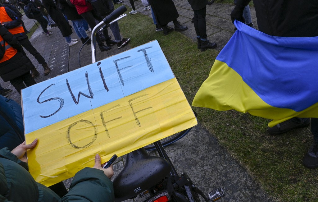 Protesto a favor da Ucrânia na Alemanha pede saída da Rússia do Swift 