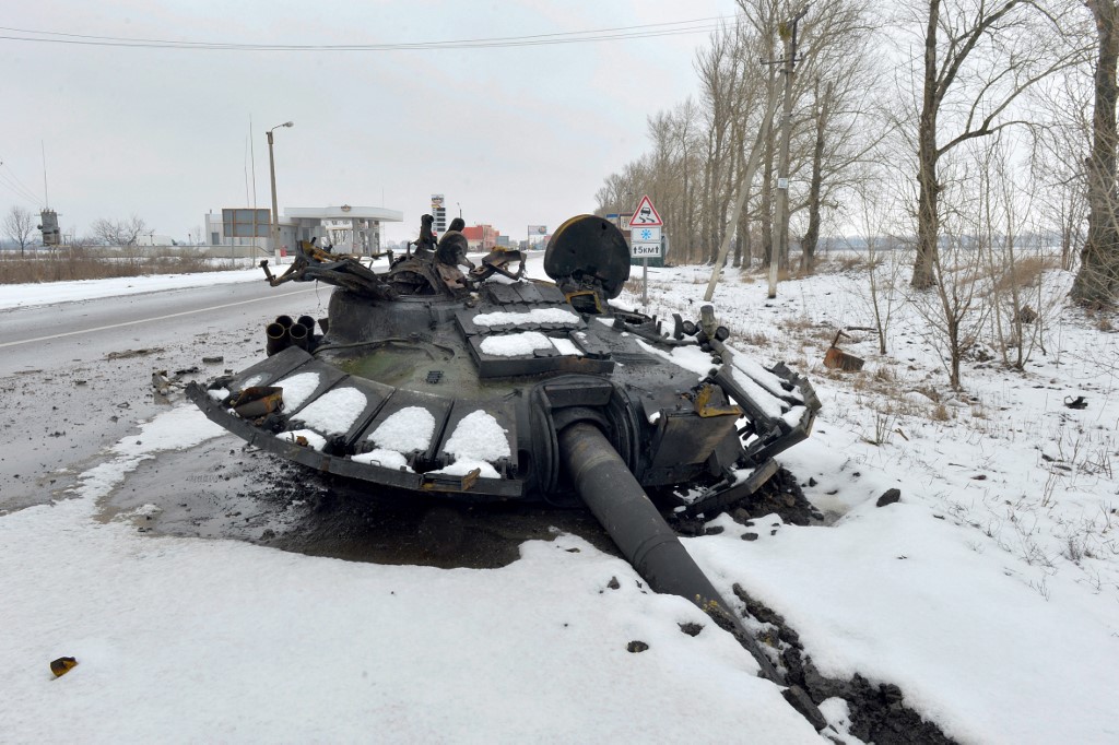 Um fragmento de um tanque russo destruído é visto na beira da estrada nos arredores de Kharkiv em 26 de fevereiro de 2022, após a invasão russa da Ucrânia