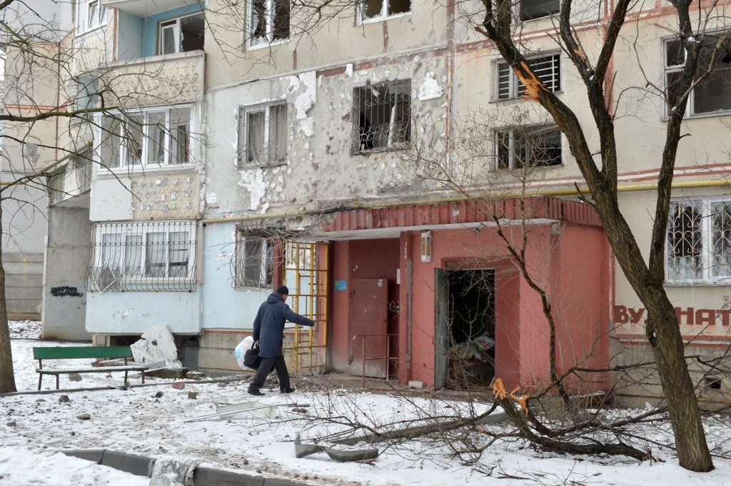 Vista de um edifício residencial danificado por bombardeios recentes em Kharkiv (26/fev./2022)