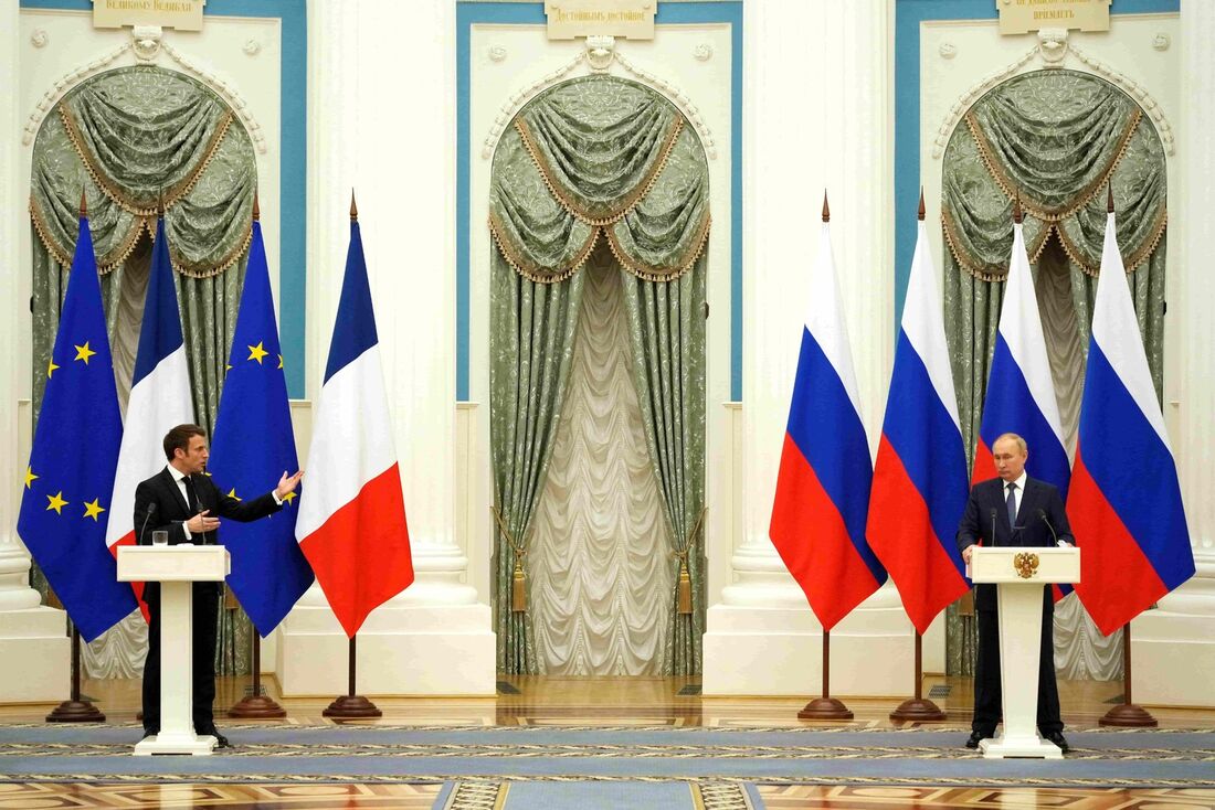 O presidente russo Vladimir Putin (R) ouve durante uma conferência de imprensa conjunta com o presidente francês Emmanuel Macron em Moscou, em 7 de fevereiro de 2022.