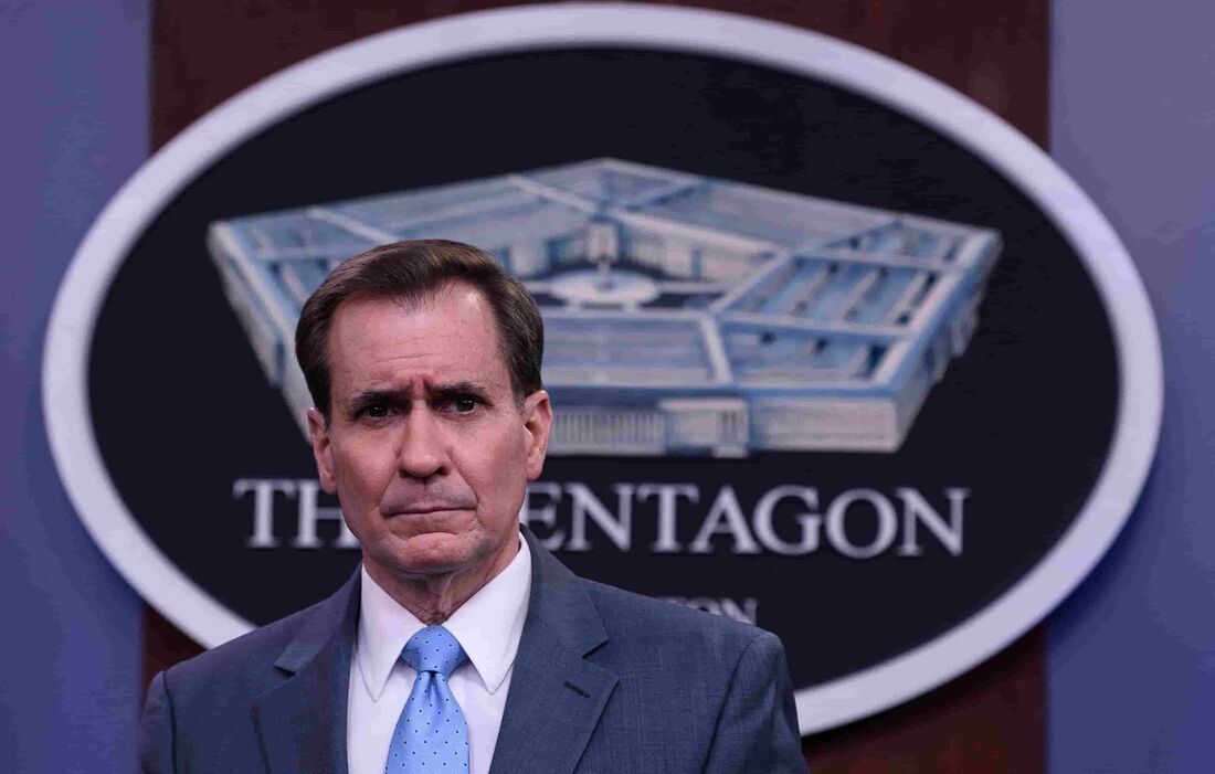 Nesta foto de arquivo tirada em 1&ordm; de fevereiro de 2022, o porta-voz do Pentágono, John Kirby, fala durante um briefing no Pentágono em Washington, DC