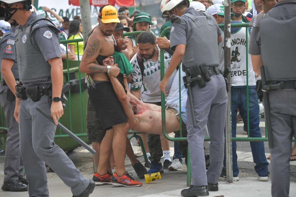 Torcedor do Palmeiras é carregado em confusão após vice do clube no Mundial