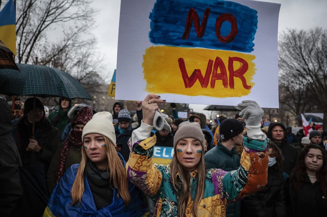 Manifestantes protestam contra a operação militar da Rússia na Ucrânia no Lafayette Park, em Washington