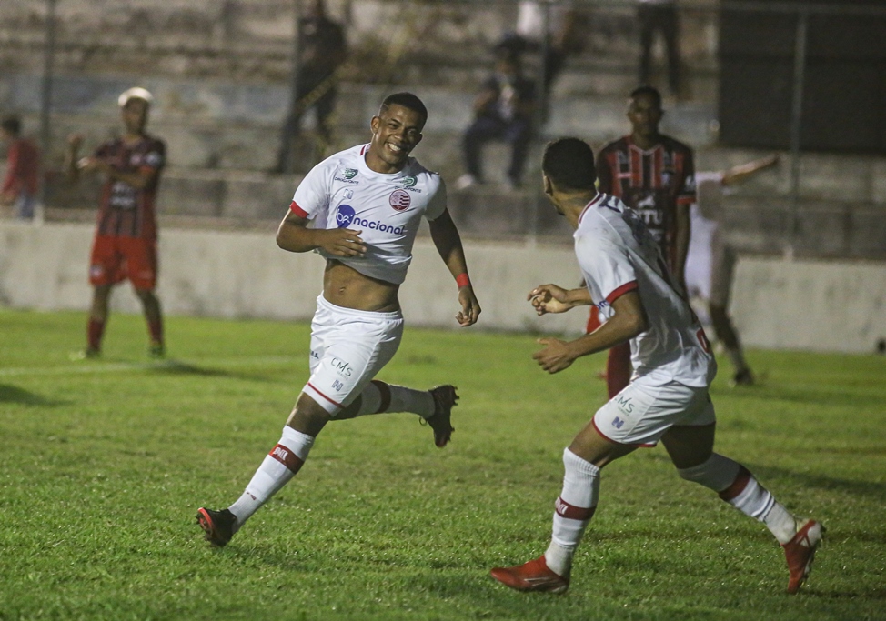 Júlio marcou um dos gols da vitória do Náutico