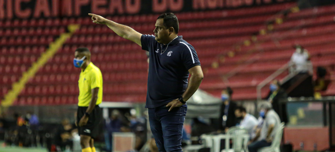 Técnico Leston Júnior durante o clássico na Ilha do Retiro