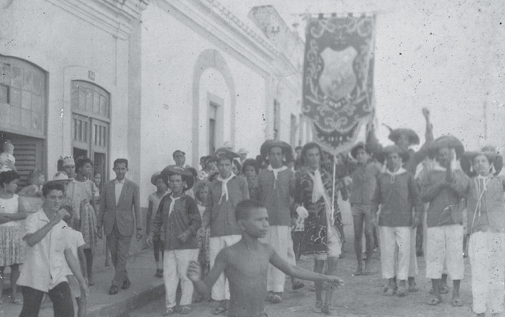 Desfile da troça pelas ruas do Sítio Histórico de Olinda, em 1962  