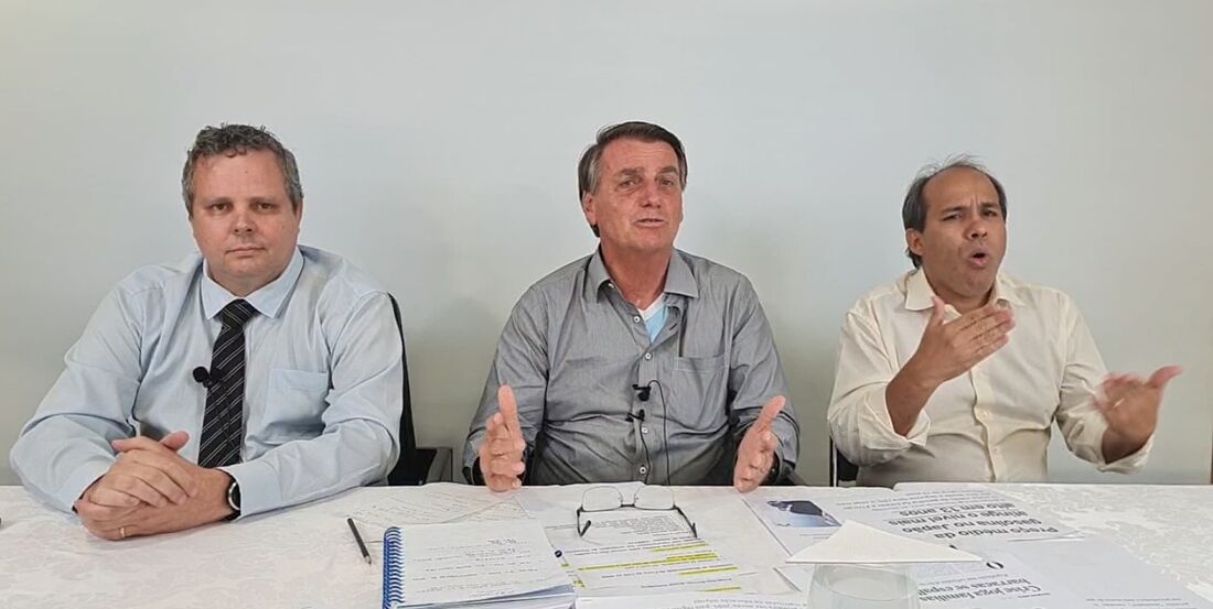 Jair Bolsonaro durante live em rede social 